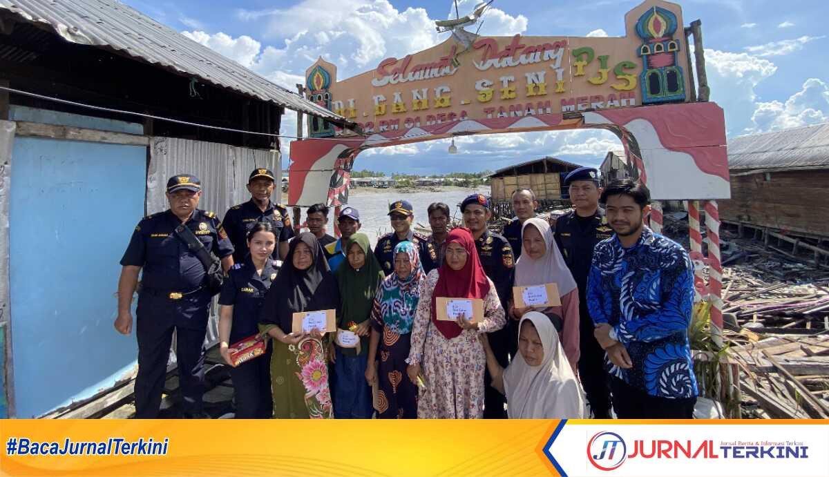 Jajaran BC Tembilahan berfoto bersama korban tanah longsor di Desa Tanah Merah Kuala Enok Kabupaten Indragiri Hilir Provinsi Riau, Kamis (2/5/2024). (JurnalTerkini.id/Abdullah)