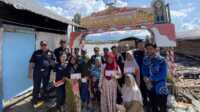 Jajaran BC Tembilahan berfoto bersama korban tanah longsor di Desa Tanah Merah Kuala Enok Kabupaten Indragiri Hilir Provinsi Riau, Kamis (2/5/2024). (JurnalTerkini.id/Abdullah)
