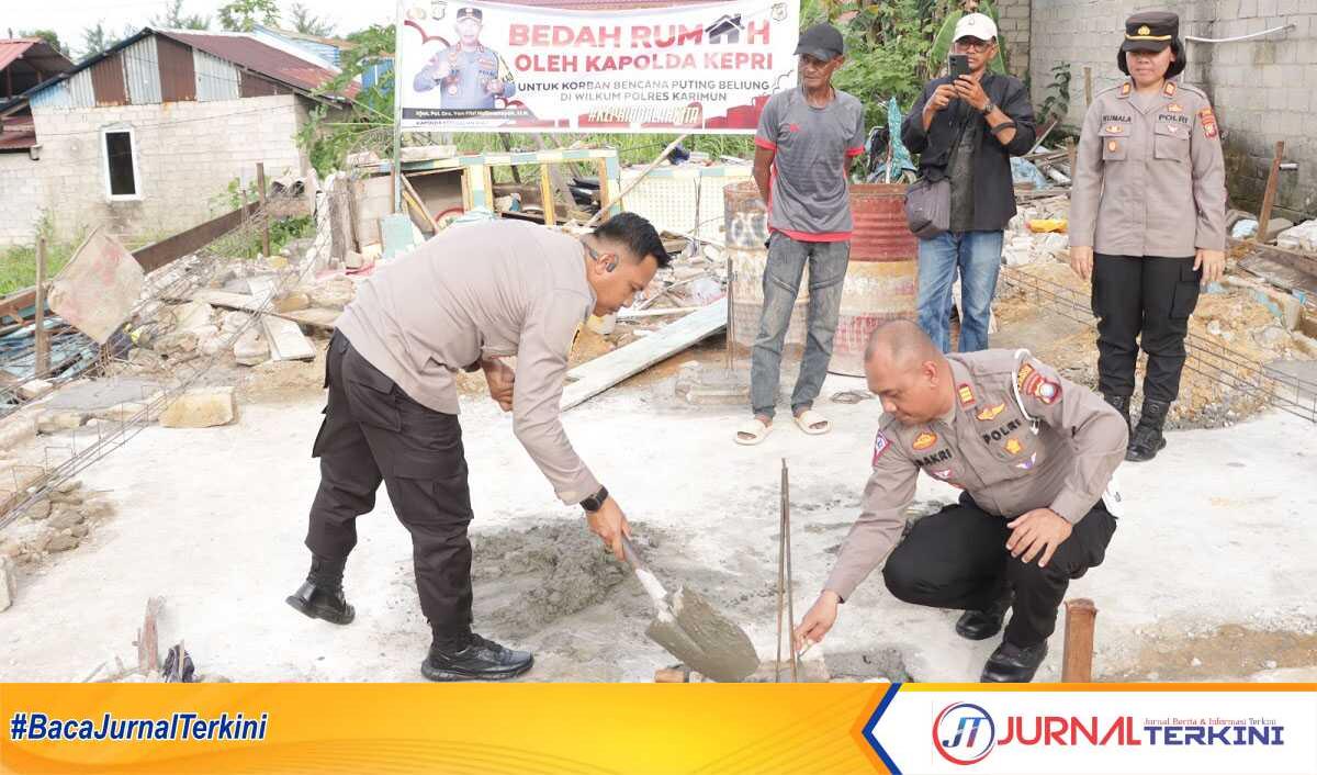 bedah rumah kapolda kepri Kapolres Karimun AKBP Fadli Agus (kiri) dan Kasat Lantas AKP Bakri disaksikan Kapolsek Meral AKP Kumala Enggar Anjarani, Senin (20/5/2024) melakukan peletakan batu pertama Program Beda Rumah bagi seorang warga yang rumahnya rusak parah akibat angin puting beliung di Batu Lipai, Kelurahan Baran Timur, Kecamatan Meral pada Selasa (14/5/2024) lalu. (foto: humas polres karimun/harpen)