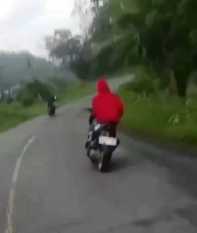 Warga merekam pelaku begal yang dikejar setelah beraksi di sekitar objek wisata Danau Mas Harun Bastari Kecamatan Selupu Rejang, Rejang Lebong, Bengkulu, Senin (6/5/2024). (dokumentasi warga)