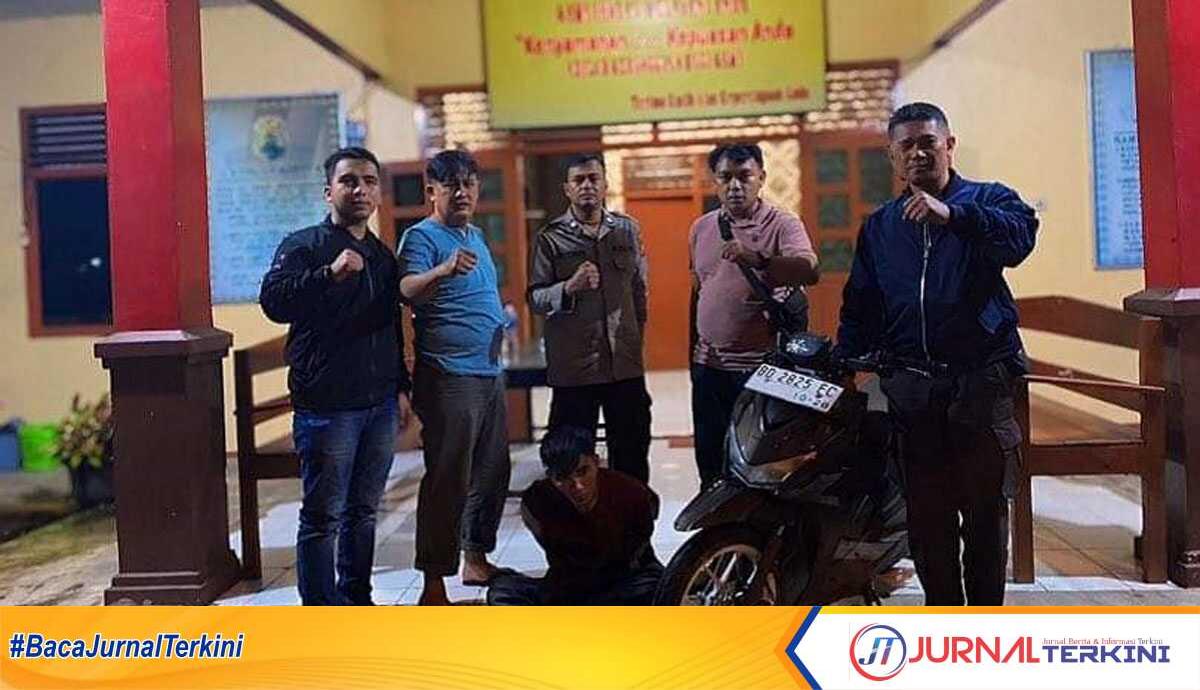 Tersangka begal yang beraksi di sekitar objek wisata Danau Mas Harun Bastari Kecamatan Selupu Rejang, Rejang Lebong, Bengkulu (duduk) diamankan di Polsek Sindang Kelingi, Selasa (7/5/2024). (jurnalterkini.id/alam budi kesuma)
