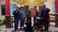 Tersangka begal yang beraksi di sekitar objek wisata Danau Mas Harun Bastari Kecamatan Selupu Rejang, Rejang Lebong, Bengkulu (duduk) diamankan di Polsek Sindang Kelingi, Selasa (7/5/2024). (jurnalterkini.id/alam budi kesuma)