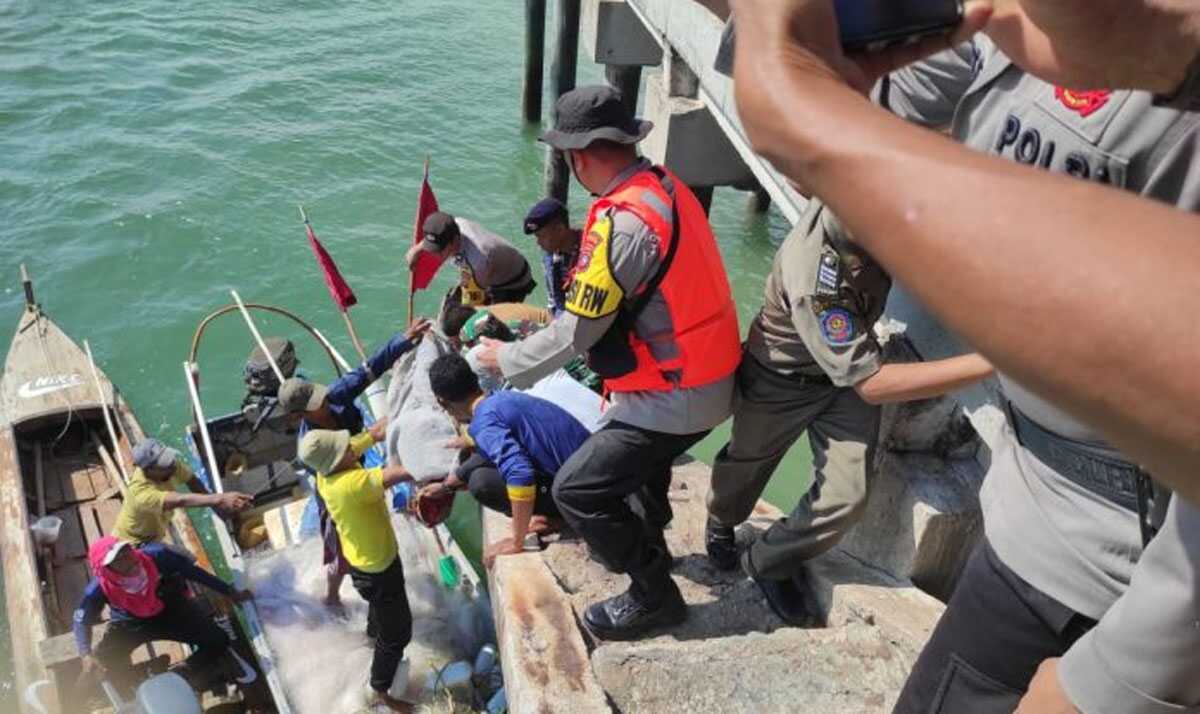 bocah hanyut berenang ditemukan tewas-1 Jenzah anak berusia 7 tahun, Muhammad Ridwan yang hanyut terbawa arus dievakuasi setelah ditemukan mengambang di perairan Pulau Belukar, Desa Pauh, Kecamatan Moro, Kabupaten Karimun, Selasa (14/5/2024) pagi. (foto: Polsek Moro)