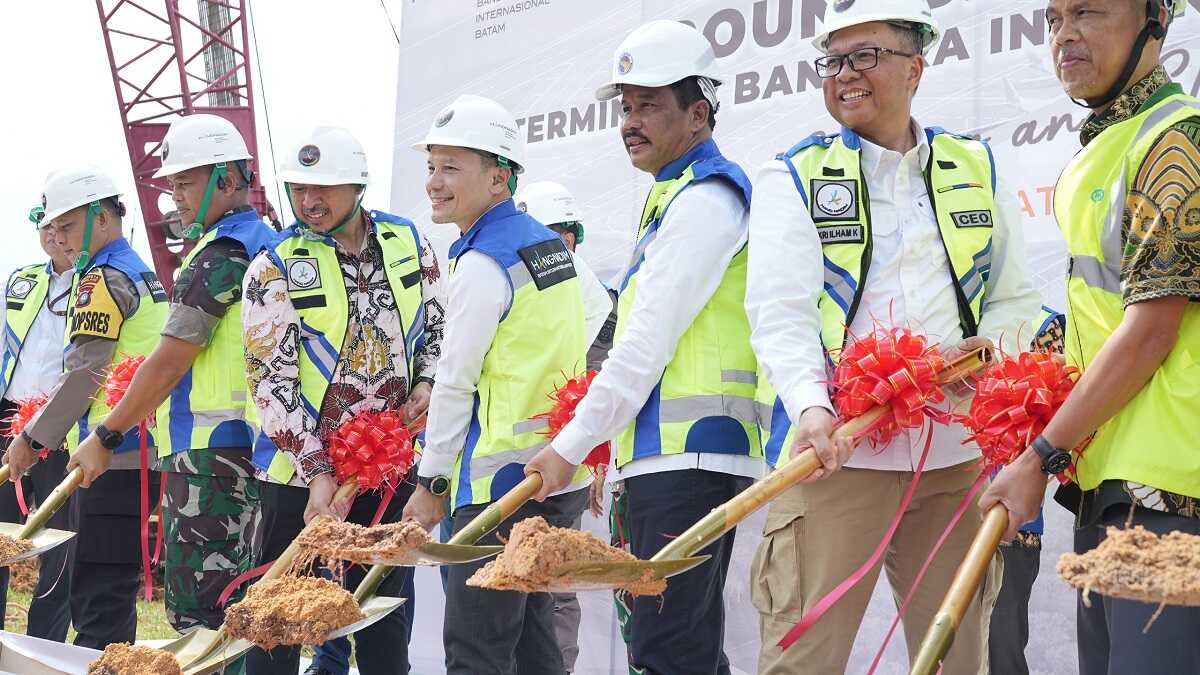 bp batam groundbreaking terminal 2 hang nadim-1 Kepala BP Batam Muhammad Rudi (3 kanan), Direktur PT BIB Pikri Ilham Kurniansyah (2 kanan) dalam pejabat terkait lain melakukan groundberaking ceremony atau peresmian pembangunan Terminal II Bandara Internasional Hang Nadim Batam, Kamis (30/5/2024). (foto: humas bp batam)