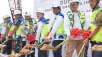 bp batam groundbreaking terminal 2 hang nadim-1 Kepala BP Batam Muhammad Rudi (3 kanan), Direktur PT BIB Pikri Ilham Kurniansyah (2 kanan) dalam pejabat terkait lain melakukan groundberaking ceremony atau peresmian pembangunan Terminal II Bandara Internasional Hang Nadim Batam, Kamis (30/5/2024). (foto: humas bp batam)