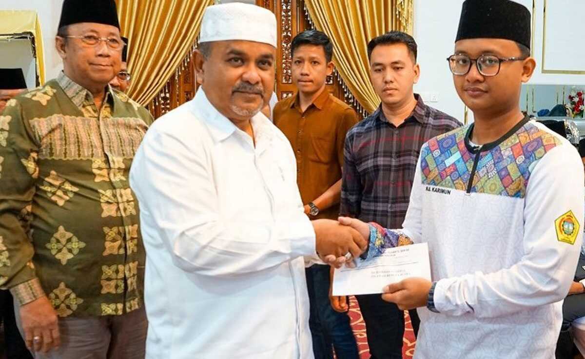 bupati lepas kafilah karimun MTQH Kepri Bupati Karimun Aunur Rafiq saat pelepasan di rumah dinasnya, Minggu (19/5/2024) bersalaman dengan salah seorang qori saat melepas kafilah Karimun untuk MTQH X Provinsi Kepri di Batam pada Senin (20/5/2024). (foto: prokopim Karimun)