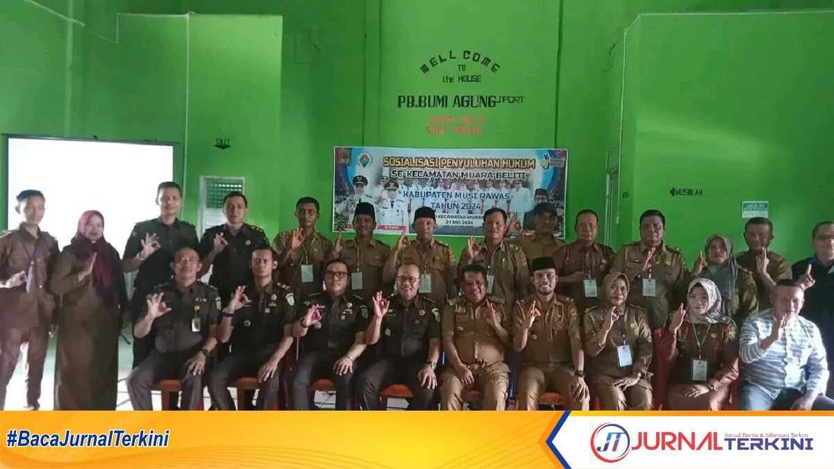 Camat Muara Beliti, Supriadi beserta jajaran Kejari Lubuklinggau berfoto bersam di sela sosialisasi penyuluhan hukum se-Kecamatan Muara Beliti tentang pengelolaan Alokasi Dana Desa di Desa Bumi Agung, Selasa (21/05/2024) (jurnalterkini.id/alam budi kesuma).