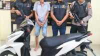 curanmor di tebing Tersangka IN (2 kiri) bersama barang bukti sepeda motor Honda Vario diamankan Unit Reskrim Polsek Tebing di Mapolsek Tebing, Kamis (16/5/2024). (foto: Polsek Tebing)