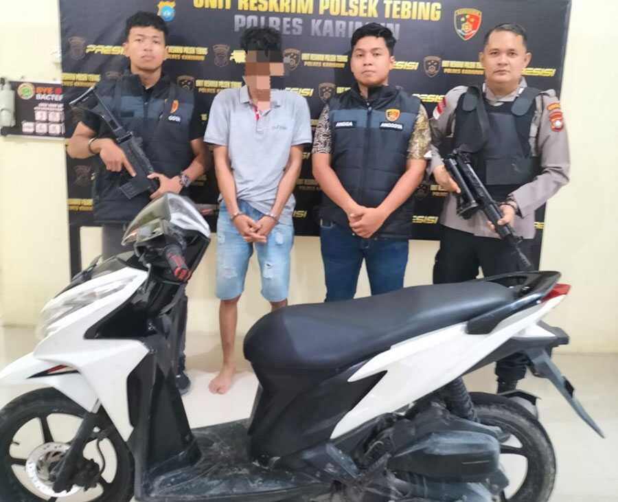 curanmor di tebing Tersangka IN (2 kiri) bersama barang bukti sepeda motor Honda Vario diamankan Unit Reskrim Polsek Tebing di Mapolsek Tebing, Kamis (16/5/2024). (foto: Polsek Tebing)