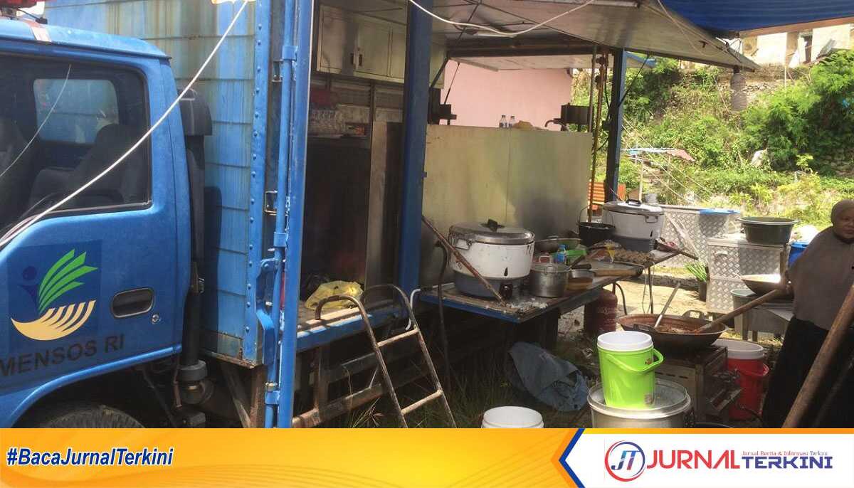 dapur umum korban angin puting beliung di karimun Seorang ibu membantu memasak makanan di dapur umum di Baran Barat, Rabu (15/5/2024) untuk warga yang terdampak bencana angin puting beliung di Baran Barat, Baran Timur dan Sungai Lakam Barat pada Selasa (14/5/2024). (jurnalterkini.id/jansen)