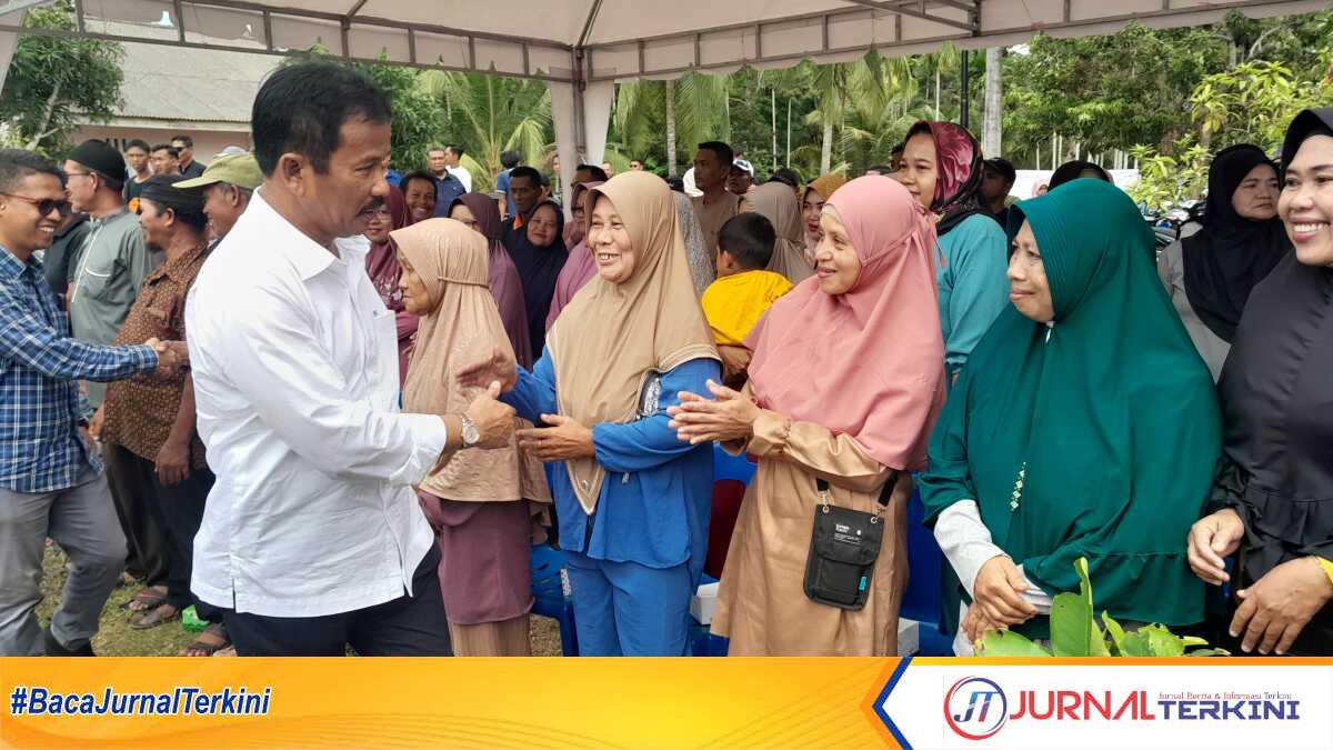 Bakal calon Gubernur Kepri H Muhammad Rudi disambut ratusan warga dalam acara silaturahmi dan deklarasi dukungan di Tanjung Berlian, Kecamatan Kundur Utara, Kabupaten Karimun, Kamis (30/5/2024). (jurnalterkini.id/rusdi)