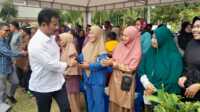 Bakal calon Gubernur Kepri H Muhammad Rudi disambut ratusan warga dalam acara silaturahmi dan deklarasi dukungan di Tanjung Berlian, Kecamatan Kundur Utara, Kabupaten Karimun, Kamis (30/5/2024). (jurnalterkini.id/rusdi)