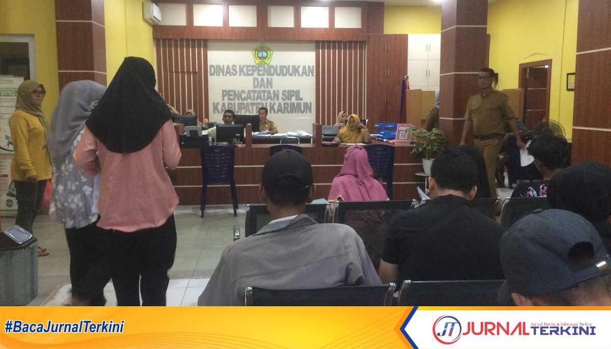 Pelayanan administrasi kependudukan di Disdukcapil Karimun, Senin (13/5/2024). (jurnalterkini.id/yogi)