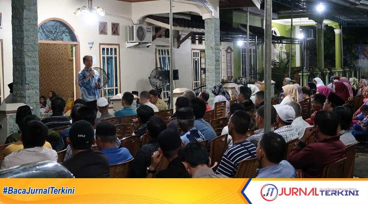 Warga Desa Terusan, Desa Rantau Telang, dan Desa Tanjung Agung yang berdomisili di Kota Lubuklinggau menyatakan dukungannya kepada bacalon Walikota Lubuklinggau dalam acara di Posko Tim Pemenangan Yopi Karim yang berlokasi di Komplek Perumahan Jalan Lintas Jendral Ahmad Yani, Kelurahan Puncak Kemuning, Kecamatan Utara II, Selasa (21/5/2024) malam. (jurnalterkini.id/alam budi kesuma)