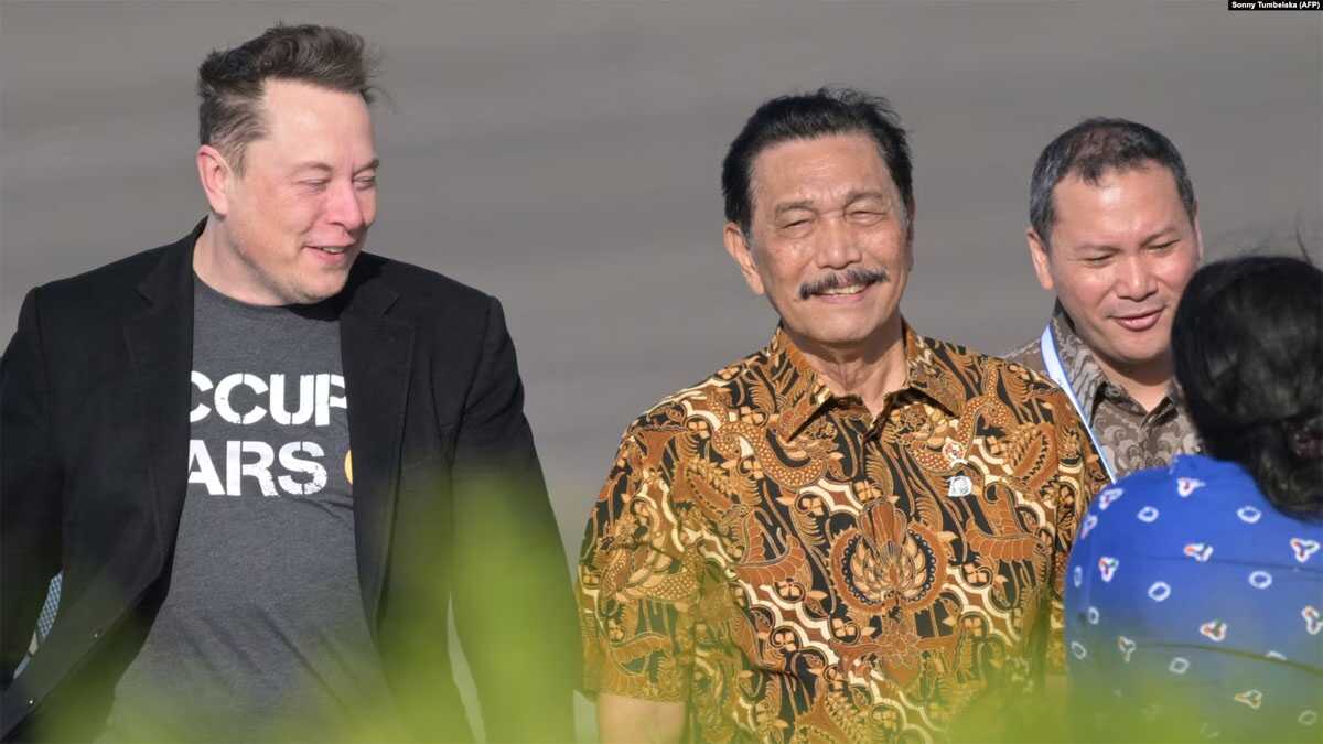 elon musk di bali Miliarder teknologi Elon Musk berjalan bersama Menteri Koordinator Kemaritiman dan Investasi Luhut Binsar Pandjaitan saat tiba di bandara Internasional Ngurah Rai di Denpasar, 19 Mei 2024. (Foto: AFP/Sonny Tumbelaka)