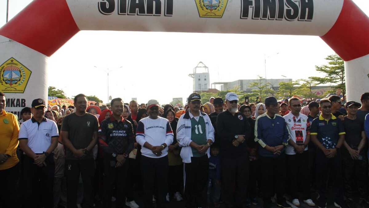 Pelepasan peserta fun walk dalam rangka memperingati Hari Marwah Kepri di Coastal Area, Tanjung Balai Karimun, Rabu (15/5/2024) pagi. (jurnalterkini.id/edy kencana) 