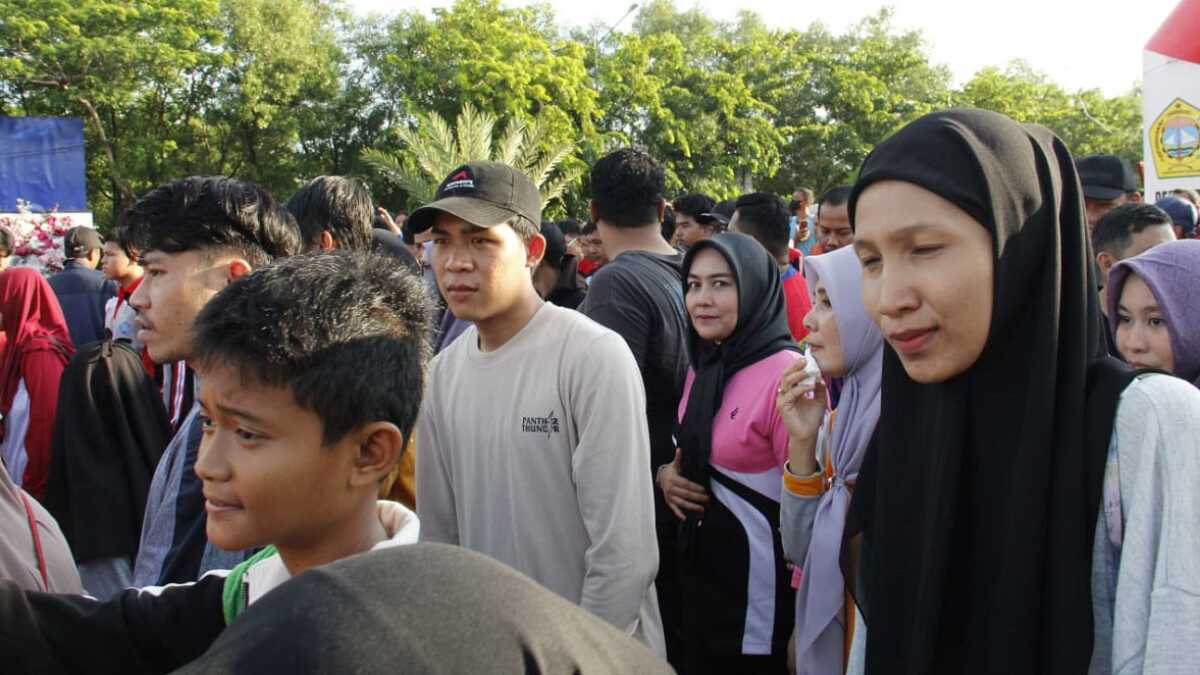 Ribuan warga mengikuti fun walk dalam rangka memperingati Hari Marwah Kepri di Coastal Area, Tanjung Balai Karimun, Rabu (15/5/2024) pagi. (jurnalterkini.id/edy kencana) 