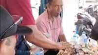 Tim penggalangan dana bencana alam Sumbar dari Persatuan Keluarga Sumatera Barat (PKSB) Kabupaten Karimun menghitung dana yang dihimpun dalam beberapa hari terakhir. (foto: dokumentasi pribadi)