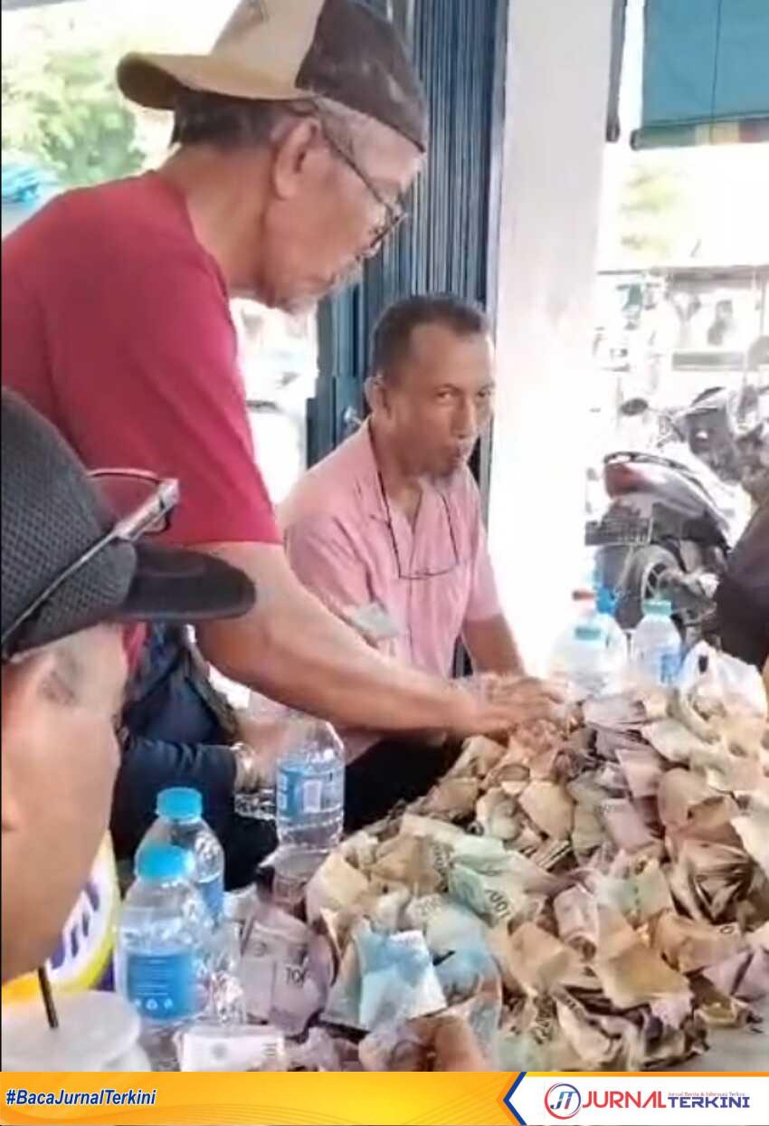 Tim penggalangan dana bencana alam Sumbar dari Persatuan Keluarga Sumatera Barat (PKSB) Kabupaten Karimun menghitung dana yang dihimpun dalam beberapa hari terakhir. (foto: dokumentasi pribadi)