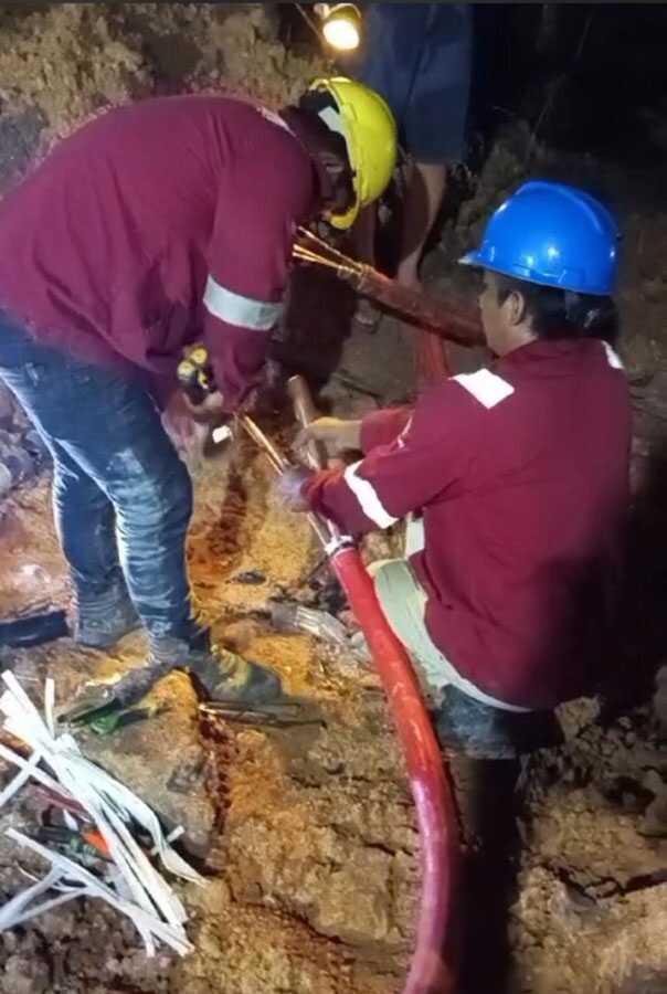 gangguan suplai air di batam-1 Petugas PT Air Batam Hilir memperbaiki gangguan kelistrikan IPA Duriangkang pada Jumat (31/5/2024) dini hari. Gangguang kelistrikan menyebabkan pasokan air ke rumah pelanggan terhambat. (foto: humas bp batam)