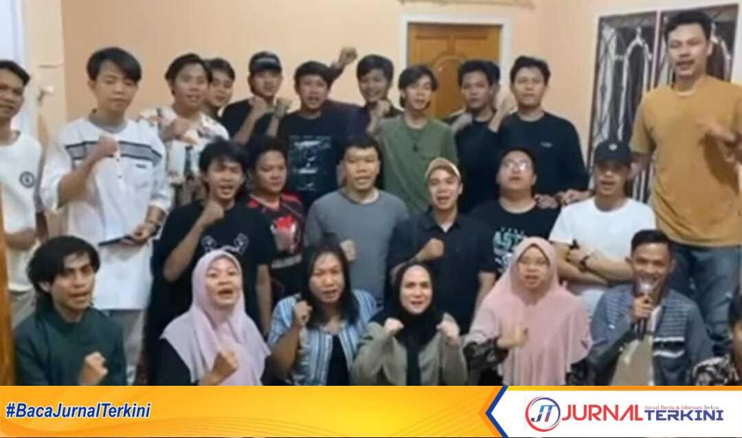 Komunitas Gerakan Milenial Biru Juara (GEMBIRA) berpose di sela penyampaian dukungan kepada H Yopi Karimun untuk maju dalam Pilkada Kota Lubuklinggau, di Lubuklinggau, Rabu, 22 Mei 2024. (jurnalterkini.id/abdullah)