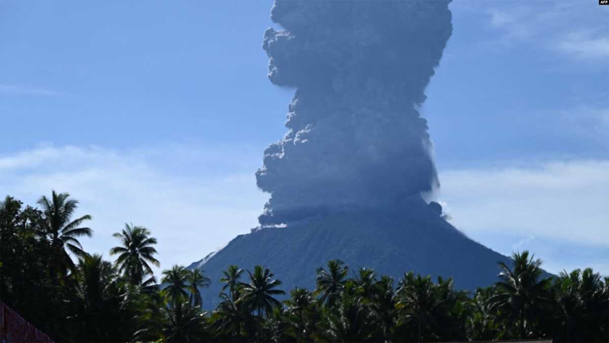 gunung ibu di maluku Gunung Ibu memuntahkan asap tebal di Provinsi Maluku Utara. (Foto: PVMBG via AFP)