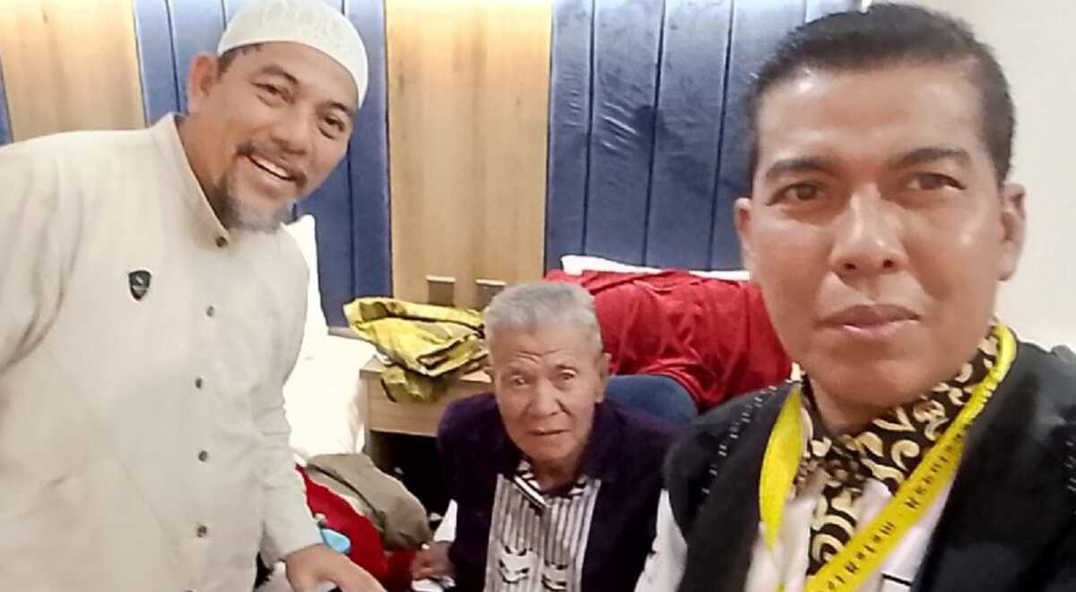 haji karimun 2024 Petugas Haji Daerah (PHD) Nurbit Siman (kanan) didampingi Ketua Rombongan 9 Kabupaten Karimun, Nurul Hizam Syamsir Jamal (kiri) ketika bertemu dengan calon haji Rasyid Ngata Tola saat tiba di Madinah, Minggu (19/5/2024). (foto: kankemenag karimun)