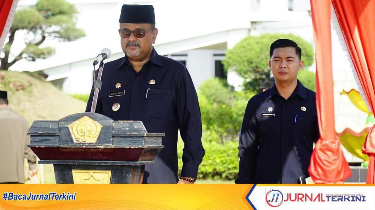 Bupati Karimun Aunur Rafiq memimpin upacara Hari Pendidikan Nasional (Hardiknas) 2024 dan Hari Otonomi Daerah ke-28 di Kantor Bupati Karimun, Kamis (2/5/2024). (jurnalterkini.id/edy kencana)
