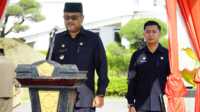 Bupati Karimun Aunur Rafiq memimpin upacara Hari Pendidikan Nasional (Hardiknas) 2024 dan Hari Otonomi Daerah ke-28 di Kantor Bupati Karimun, Kamis (2/5/2024). (jurnalterkini.id/edy kencana)