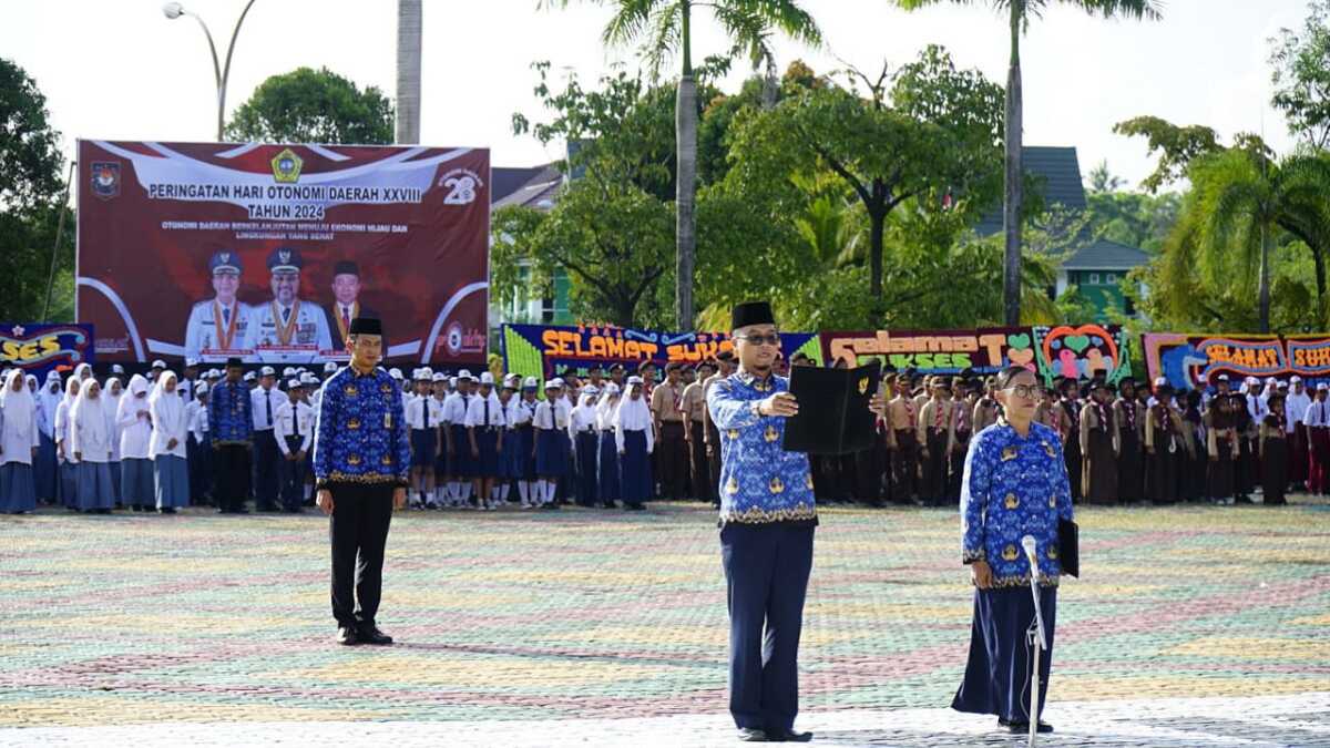 Upacara Hari Pendidikan Nasional (Hardiknas) 2024 yang disejalankan dengan Hari Otonomi Daerah ke-28 di Kantor Bupati Karimun, Kamis (2/5/2024). (jurnalterkini.id/edy kencana)