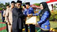 Bupati Karimun Aunur Rafiq didampingi Wakil Bupati Anwar Hasyim dan sejumlah pejabat menyerahkan piagam penghargaan kepada beberap OPD usai upacara Hari Otonomi Daerah ke-28 dan Hardiknas di Kantor Bupati Karimun, Kamis (2/5/2024). (jurnalterkini.id/edy)