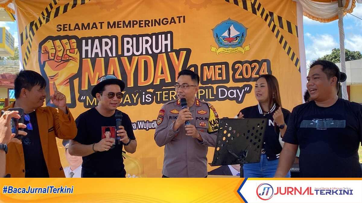 hari buruh di bintan Kapolres Bintan AKBP Riky Iswoyo turut bernyanyi dalam peringata Hari Buruh atau May Day di Pantai Dugong, Trikora IV, Desa Malang Rapat, Kecamatan Gunung Kijang, Kabupaten Bintan, Rabu (1/5/2024). (foto: Humas Polres Bintan)
