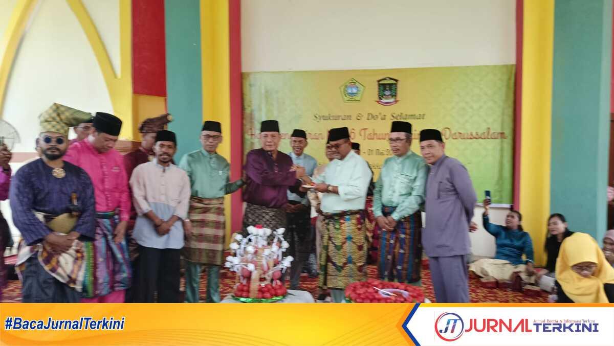 hari penadbiran Karimun Bupati Karimun Aunur Rafiq menyerahkan pulut kuning kepada pengurus LAM dan acara syukuran Hari Penadbiran sekaligus Hari Jadi Karimun ke-196 tahun di halaman rumah dinas Bupati Karimun, Rabu (01/05/2024). (jurnalterkini.id/edy kencana)