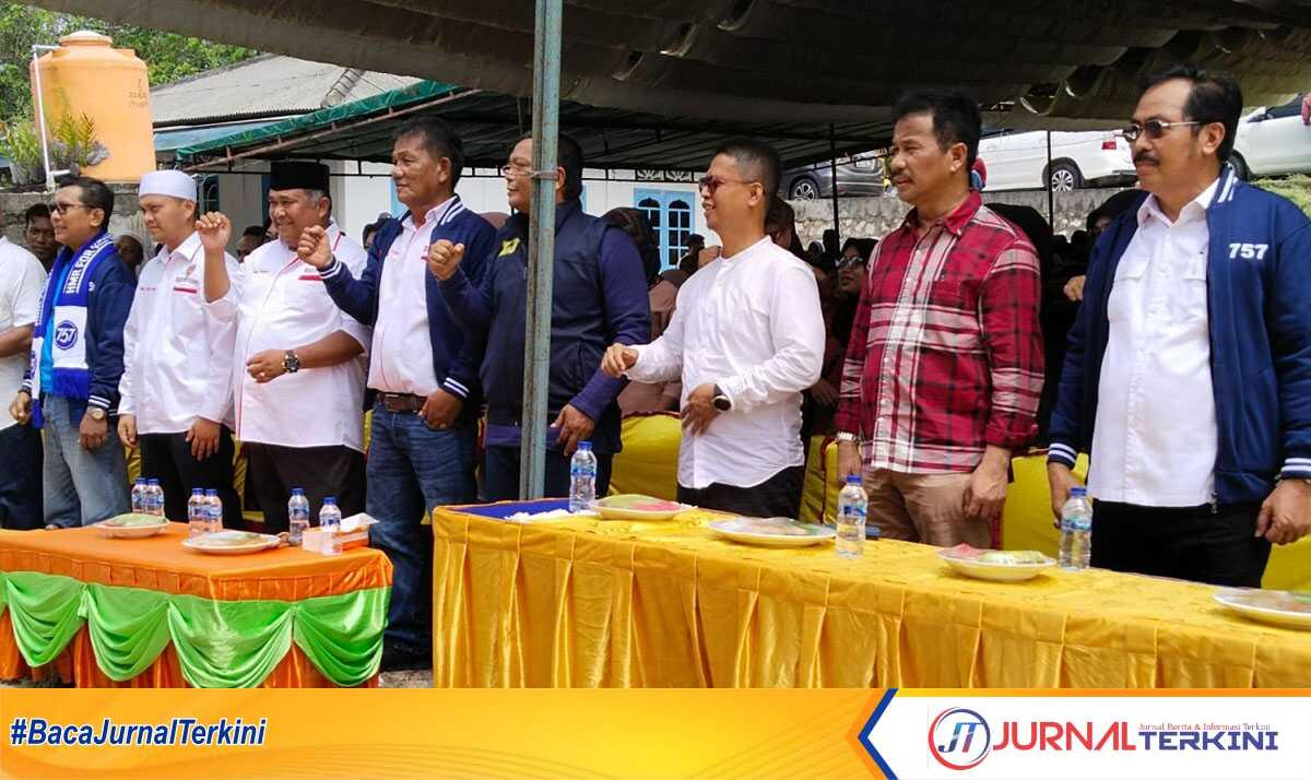 hm rudi safari politik di karimun Haji Muhammad Rudi (2 kanan) menghadiri acara silaturahmi dan dekalarasi dukungan sebagai calon Gubernur Kepri dari IKABSU di Batu Lipai, Minggu (26/5/2024). Hadir pula mantan Gubernur Kepri Nurdin Basirun (kanan) dan bakal calon Bupati Karimun Ing Iskandarsyah (3 kanan). (foto: dokumentasi pribadi/Koko)