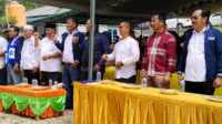 Haji Muhammad Rudi (2 kanan) menghadiri acara silaturahmi dan dekalarasi dukungan sebagai calon Gubernur Kepri dari IKABSU di Batu Lipai, Minggu (26/5/2024). Hadir pula mantan Gubernur Kepri Nurdin Basirun (kanan) dan bakal calon Bupati Karimun Ing Iskandarsyah (3 kanan). (foto: dokumentasi pribadi/Koko)