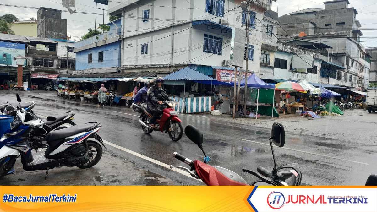 hujan di Tanjungbatu Seorang pengendara melintas di tengah hujan ringan yang mengguyur Tanjungbatu, Kecamatan Kundur, Kabupaten Karimun,Kamis (30/5/2024) pagi. (jurnalterkini.id/yogi)