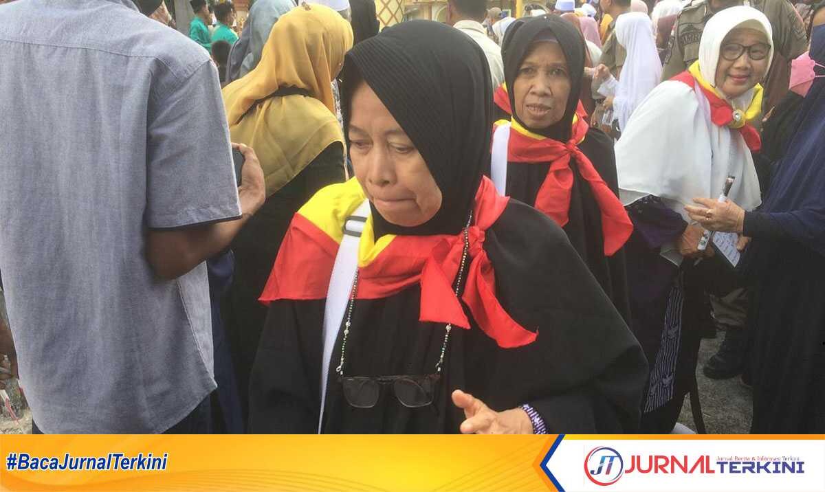 jch karimun berangkat Para calon haji beriringan menuju Pelabuhan Tanjung Balai Karimun untuk berangkat menuju Batam, Minggu (12/5/2024) pagi. Sebanyak 130 calon haji asal Kabupaten Karimun akan menunaikan ibadah haji di Tanah Suci. (jurnalterkini.id/yogi)
