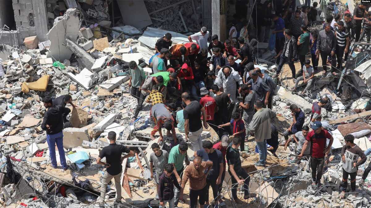 kamp pengungsi nuseirat dibombardir zionis Warga Palestina mencari korban yang terperangkap di bawah reruntuhan rumah yang terkena serangan Israel di kamp pengungsi Nuseirat di Jalur Gaza tengah, 14 Mei 2024. (Foto: Reuters)