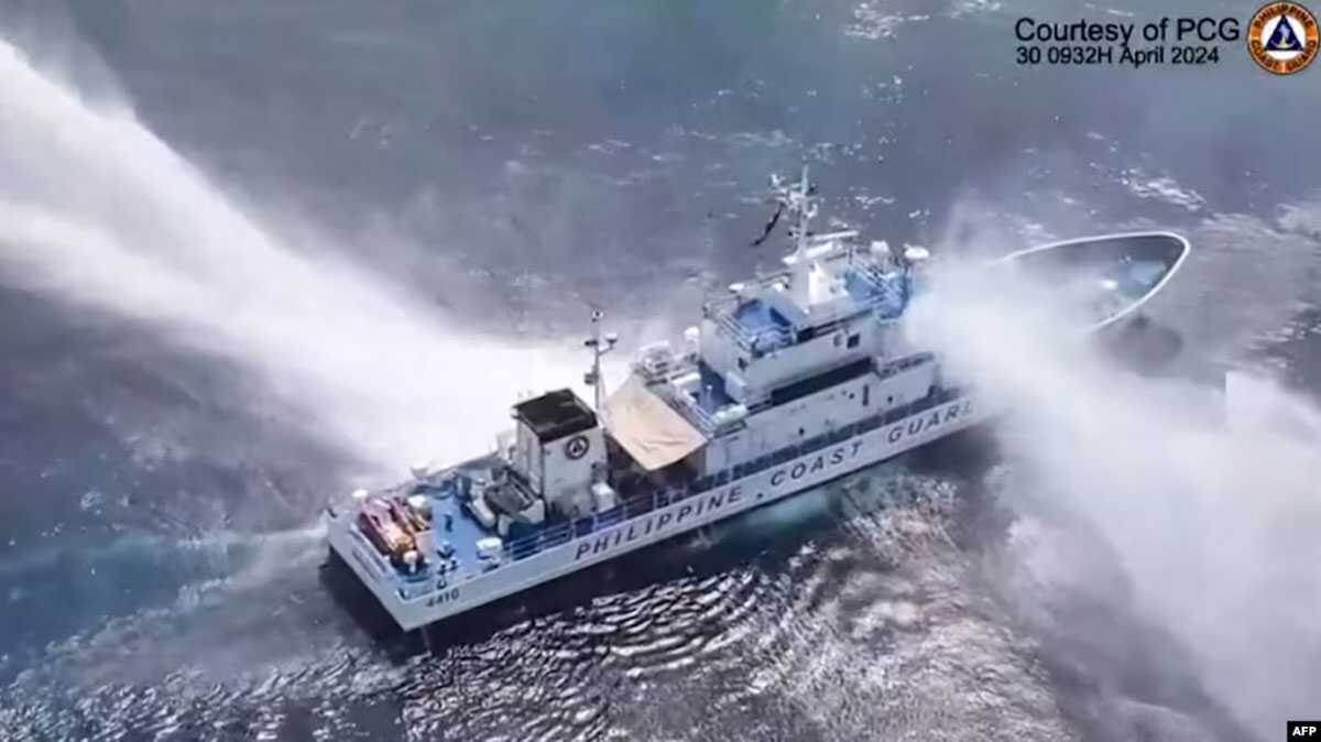 Kapal Garda Pantai Filipina BRP Bagacay diserang meriam air oleh kapal Garda Pantai Tiongkok di perairan dekat Scarborough. (Philippine Coast Guard/AFP)