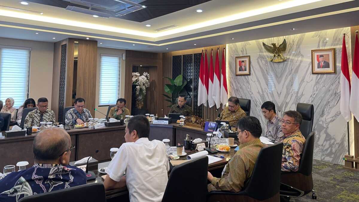 kek pariwisata kesehatan internasional Batam Menteri Koordinator Bidang Perekonomian Airlangga Hartarto saat memimpin Sidang Dewan Nasional Kawasan Ekonomi Khusus (KEK) pada Rabu (29/5/2024) siang di Gedung Ali Wardhana Lantai II Jakarta Pusat. (Foto: Humas BP Batam)