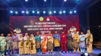 Kekah, hewan sejenis kera di Kabupaten Natuna terpampang di kiri-kanan backdrop peluncuran Pilkada 2024 yang digelar KPU Karimun di Coastal Area, Tanjung Balai Karimun, Senin (27/5/2024). (jurnalterkini.id/edy)