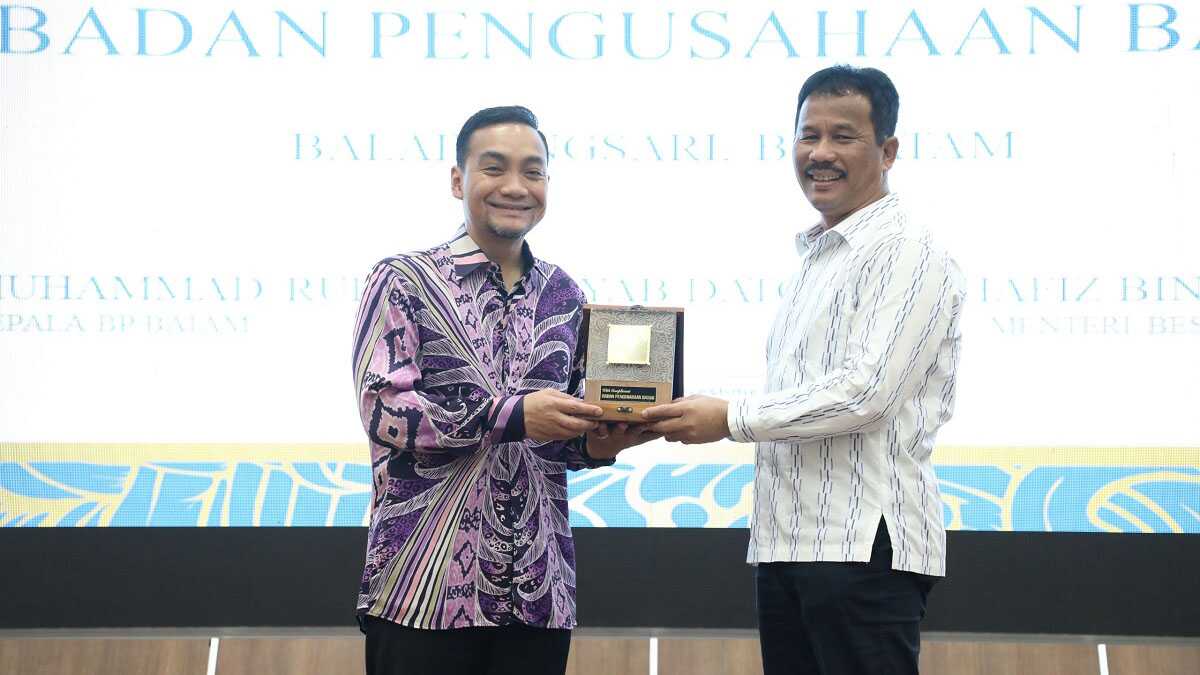kepala bp batam-menteri besar johor-1 Kepala BP Batam Muhammad Rudi (kanan) memberikan cinderamata kepada Menteri Besar Johor, Yang Amat Berhormat (YAB) Dato' Onn Hafiz Ghazi di sela pertemuan bilateral di Balairung Sari BP Batam, Sabtu (25/5/2024) pagi. (foto: humas bp batam)
