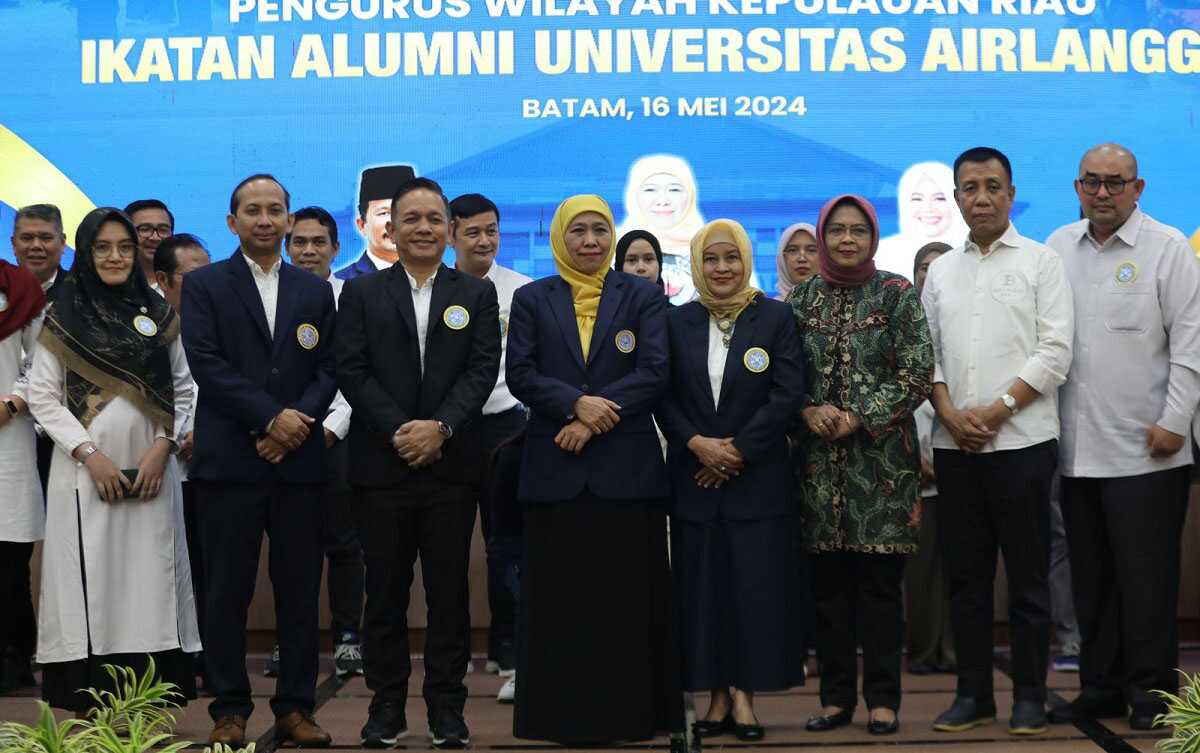 Ketua Umum Ikatan Alumni Universitas Airlangga (IKA UNAIR) Khofifah Indar Parawansa melantik pengurus IKA UNAIR Kepri di Balairungsasi, Kantor BP Batam, Rabu (17/5/2024) malam. (foto: humas BP Batam)