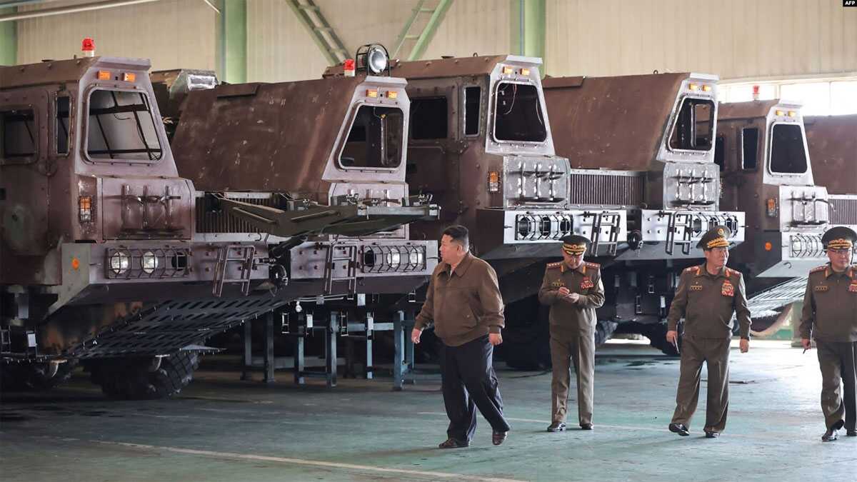 Pemimpin Korea Utara Kim Jong Un mengunjungi kompleks industri pertahanan di lokasi yang dirahasiakan di Korea Utara. (Foto: AFP)