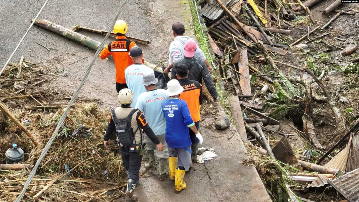 Tim penyelamat berusaha mencari korban banjir bandang di kawasan Kabupaten Agam dan Tanah Datar di Sumatra Barat (courtesy: Basarnas Padang)