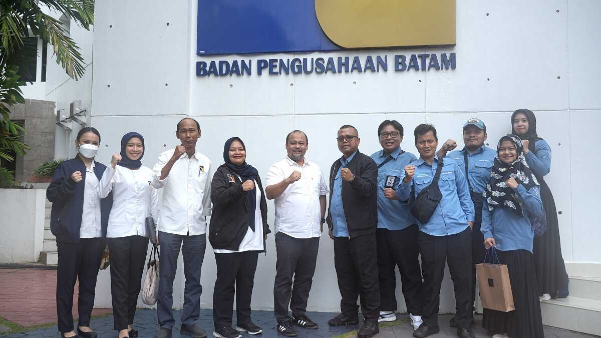 Jajaran Bagian Hubungan Masyarakat BP Batam berfoto bersama Tim Analis Media Setjen DPR, di sela pertemuan pada Senin (20/5/2024) di Holding Room Marketing Center. (foto: humas bp batam)