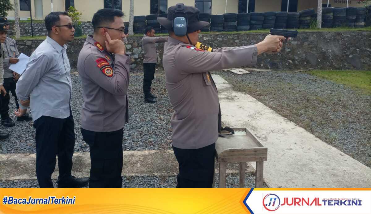 Kapolres Bintan AKBP Riky Iswoyo mengamati personelnya mengikuti latihan menembak di Lapangan Tembak Tunggal Panaluan Polres Bintan, Kamis (2/5/2024). (foto: Humas Polres Bintan)