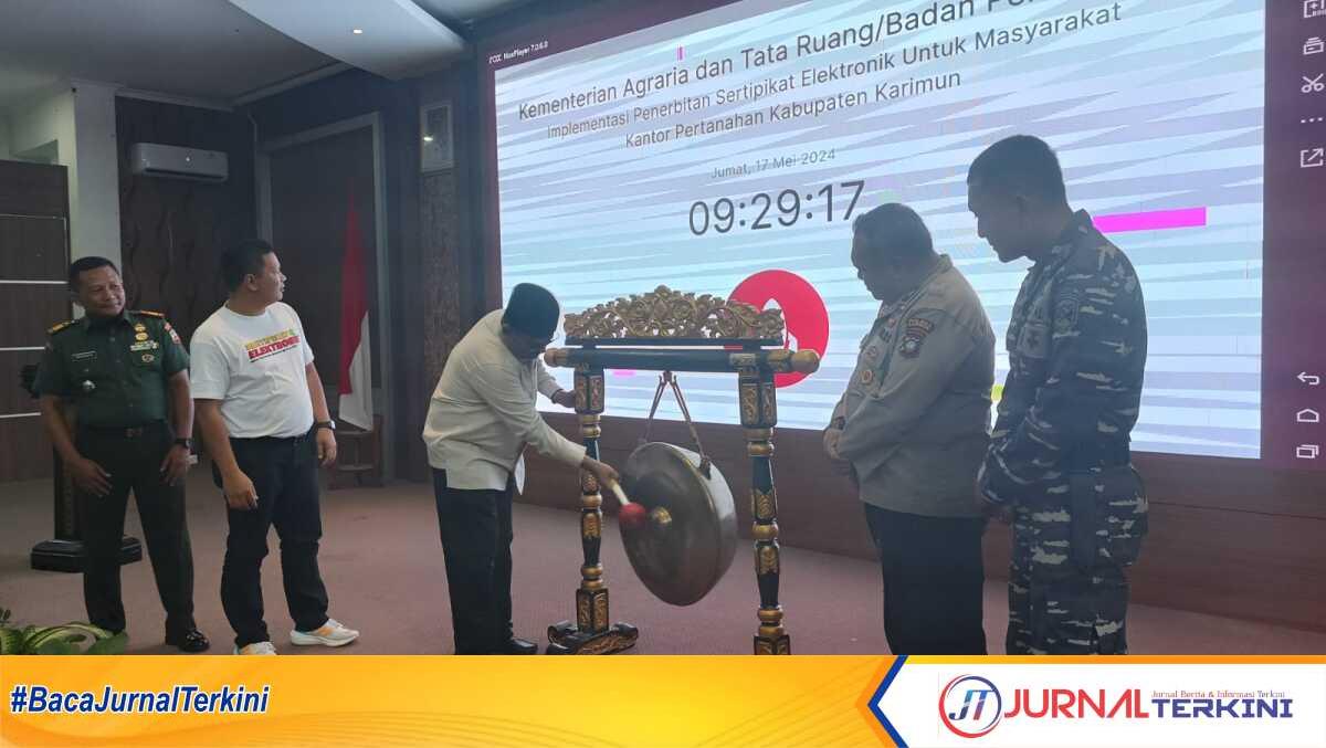 launching sertifikat elektronik bpn Karimun Bupati Karimun Aunur Rafiq bersama Kepala Kantor Pertanahan Nasional Karimun Junaedi S Hutasoit meluncurkan atau launching sekaligus sosialisasi sertifikat tanah elektronik di Gedung Nilam Sari, Kantor Bupati Karimun, Jum'at (17/05/2024). (jurnalterkini.id/edy kencana)