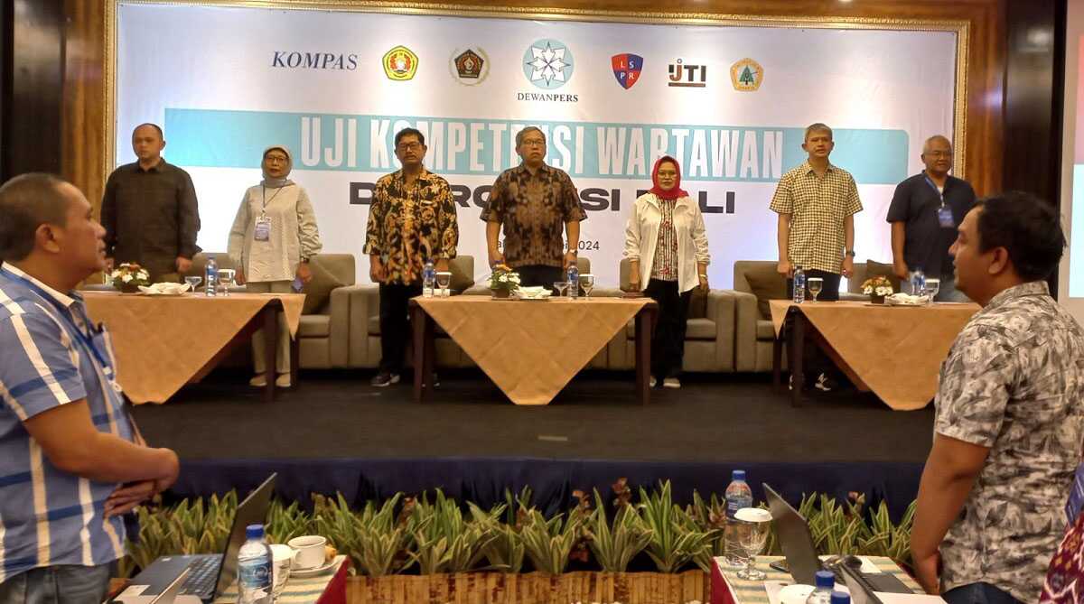 lembaga uji kompetensi wartawan-1 Anggota Dewan Pers Paulus Tri Agung Kristanto (keempat dari kiri), Susilastuti DN (kedua dari kiri) dan para penguji dari lima LU UKW. (Foto: Saibansah/J5NEWSROOM.COM)