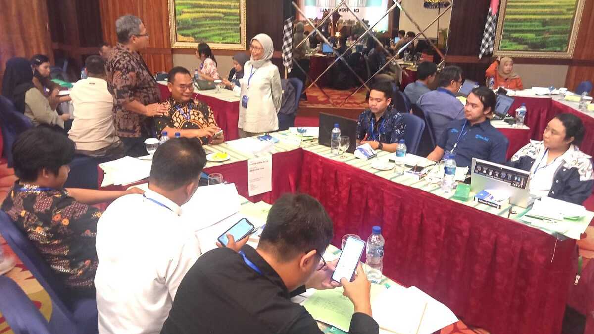 Anggota Dewan Pers Paulus Tri Agung Kristanto berbincang dengan Direktur LU UKW UPN Veteran Yogyakarta Susilastuti DN. (Foto: Agus P/diksimerdeka)